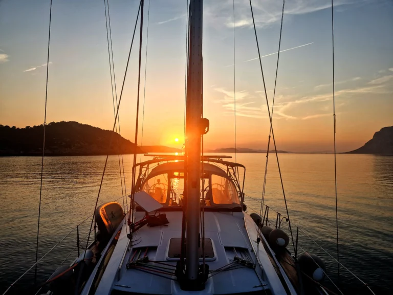 Vista del velero navegando hacia las aguas cristalinas de Cabo Cope
